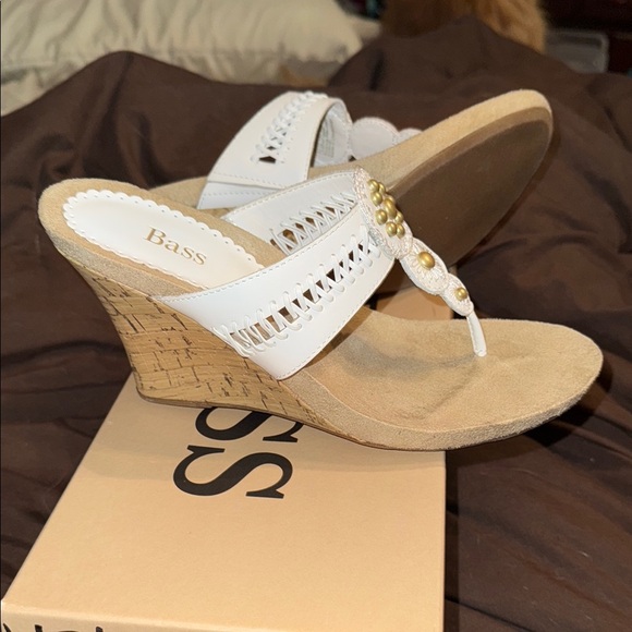 Bass White Leather Wedge Sandals w/ Cork Heel size 8.5 NIB NEW IN BOX Retail $90 - Picture 1 of 8